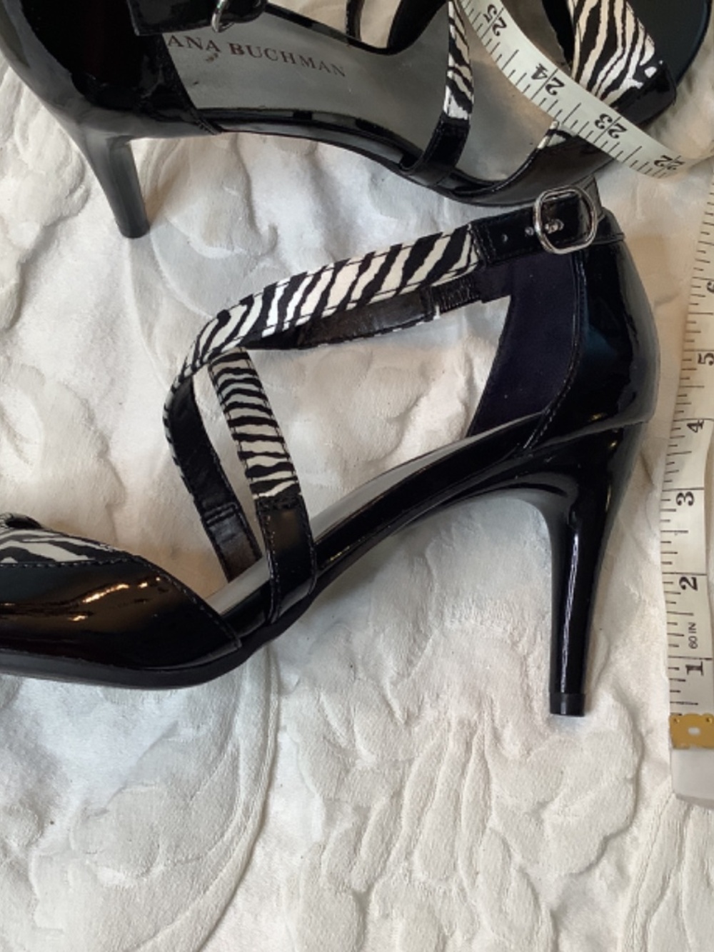 EUC Dana Buchman black & Zebra crisscross heels sz.8 - Picture 11 of 12